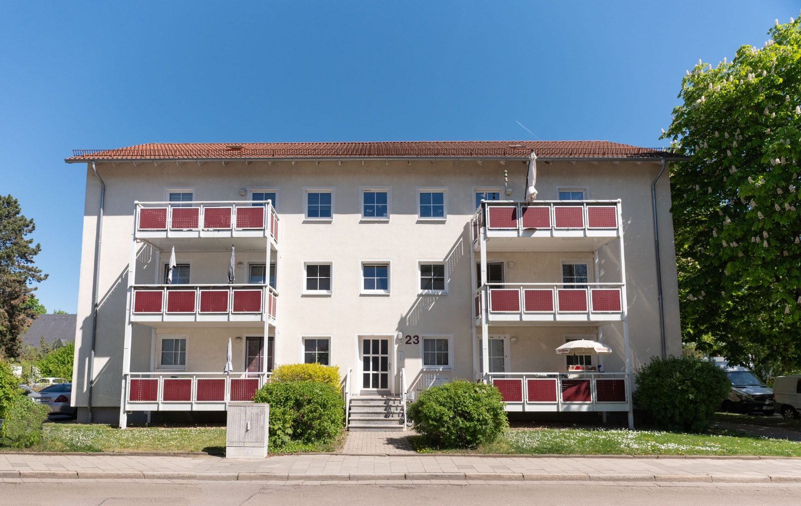 Dreikronen Regensburg — Straßenansicht des Wohnhauses mit Balkonen