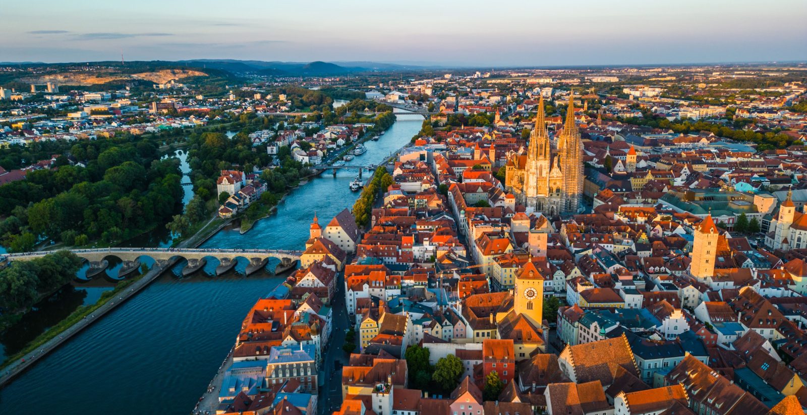 Luftaufnahme der Regensburger Altstadt mit Dom und Steinerner Brücke
